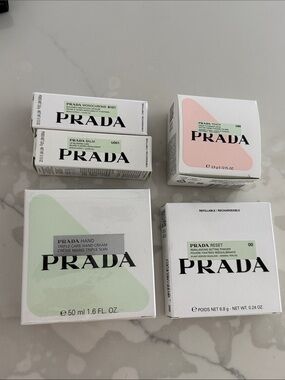 Prada Makeup: Lipstick, lip balm, blush, setting powder & hand cream - Set
